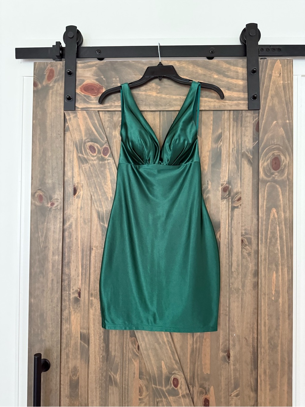 Johnathan Kayne 3039s size 2 Emerald Satin V-Neck homecoming cocktail dress